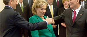 Hoppla. US-Außenministerin Clinton weicht einen Schritt zurück, als ihr Kabinettskollege Geithner und Chinas Vizepremier Wang Qishan sich die Hand reichen.