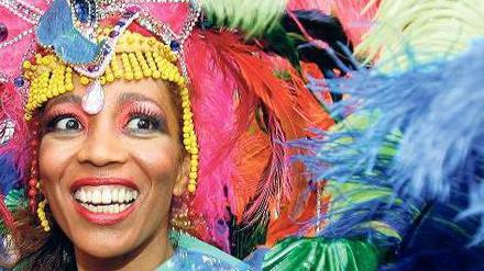 Manche treiben’s bunt. Diese Sambatänzerin versetzte das Publikum in Gedanken nach Brasilien.