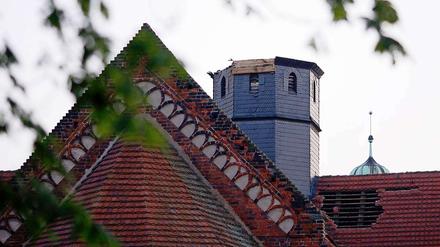Die Unwetter am Pfingstmontag zerstörten die Klosterkirche von Mühlberg an der Elbe. Eine Windhose hat den Kirchturm abgerissen und im Ort zahlreiche Dächer abgedeckt und Autos zerstört.