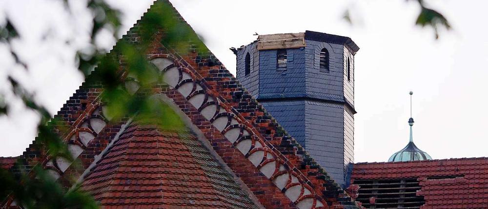 Die Unwetter am Pfingstmontag zerstörten die Klosterkirche von Mühlberg an der Elbe. Eine Windhose hat den Kirchturm abgerissen und im Ort zahlreiche Dächer abgedeckt und Autos zerstört.