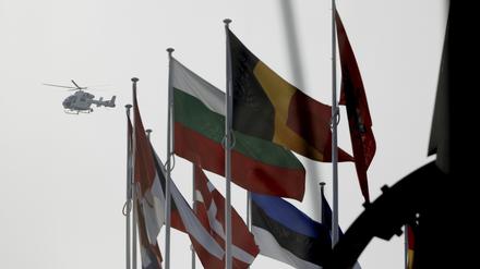Ein Polizeihubschrauber fliegt über den Fahnen der Nato-Mitgliedsstaaten während eines Treffens der Nato-Verteidigungsminister im Nato-Hauptquartier (Aufnahme aus dem März 2022).