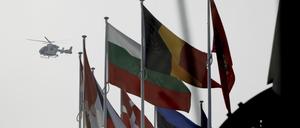 Ein Polizeihubschrauber fliegt über den Fahnen der Nato-Mitgliedsstaaten während eines Treffens der Nato-Verteidigungsminister im Nato-Hauptquartier (Aufnahme aus dem März 2022).