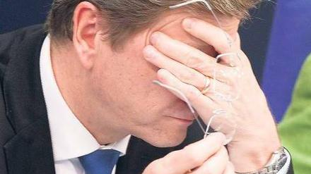 Doppelte Funktion, doppelter Ärger. Parteifreunde von Guido Westerwelle werfen die Frage auf, ob der unbedingt Minister und Parteichef zugleich bleiben muss. 