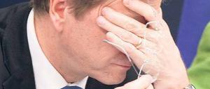 Doppelte Funktion, doppelter Ärger. Parteifreunde von Guido Westerwelle werfen die Frage auf, ob der unbedingt Minister und Parteichef zugleich bleiben muss. 