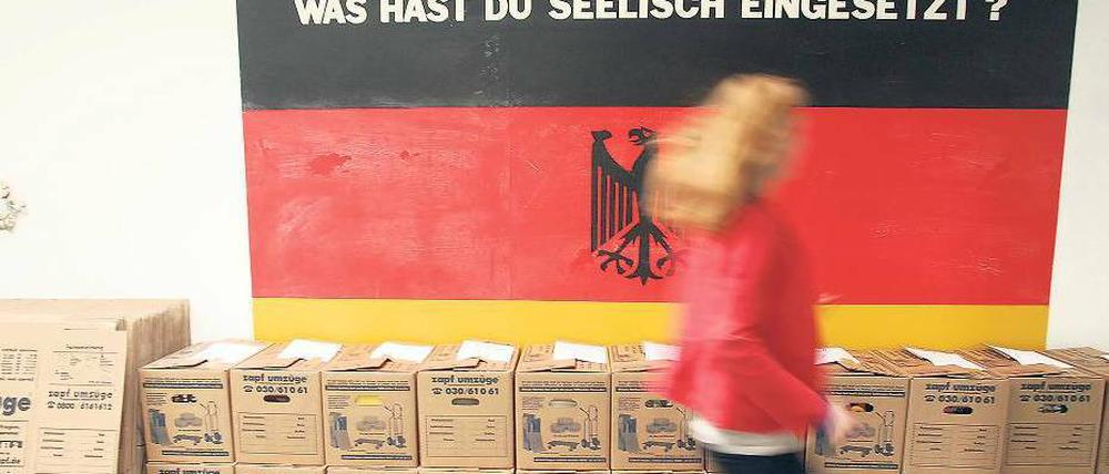 Kunst in Kisten. Und Serge Kliavings schwarz-rot-goldene Arbeit „Was hast du seelisch eingesetzt?“ im Bethanien. 