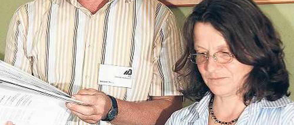 Hart, aber fair. Norbert Thöle und Hanna Franke bei der Arbeit. Foto: Uwe Steinert