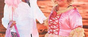 Versuch in Pink. 8,65 Millionen Zuschauer (Marktanteil 32,3 Prozent) sahen Thomas Gottschalk und Cindy aus Marzahn bei „Wetten, dass...?“ am Sonntag zu. 