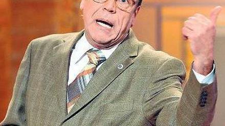 Die beste Rolle oder die zweitbeste? Bei Georg Schramm ist es egal, ob er wie hier als Rentner Lothar Dombrowski oder als Oberstleutnant Sanftleben auftritt, wichtig ist nur, dass Georg Schramm drinsteckt. 