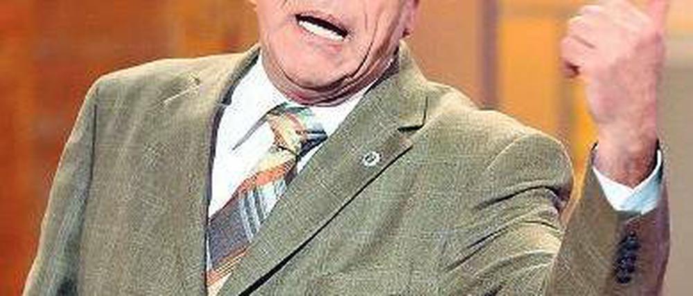 Die beste Rolle oder die zweitbeste? Bei Georg Schramm ist es egal, ob er wie hier als Rentner Lothar Dombrowski oder als Oberstleutnant Sanftleben auftritt, wichtig ist nur, dass Georg Schramm drinsteckt. 