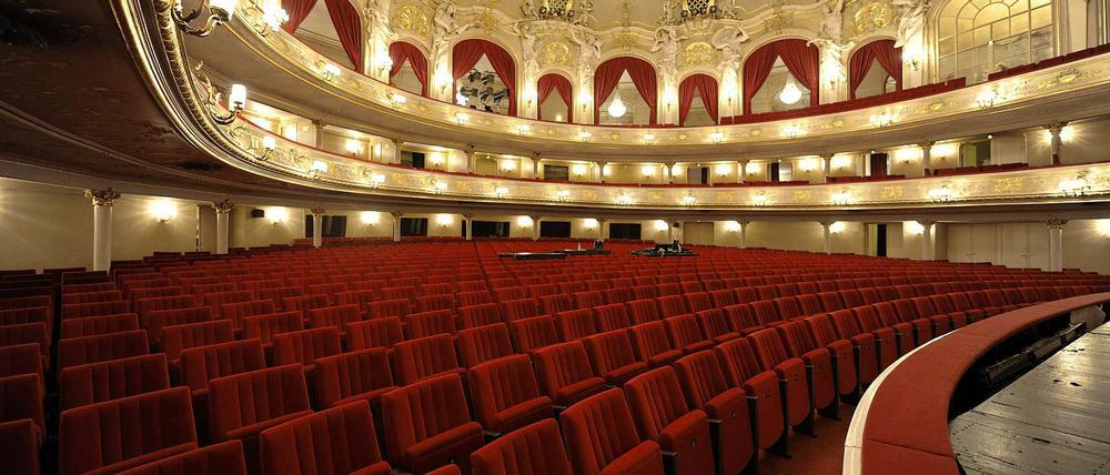 Noch am 9., 14., 18., 22., 26. und 29. Juni haben die Darsteller und Sänger von „La Périchole“ diesen Blick auf den Zuschauersaal der Komischen Oper.