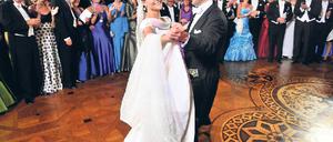 Tanz ins Glück: Victoria und Daniel strahlten auch beim Hochzeitswalzer noch. Foto: dpa (3)/imago stock&people (2)