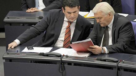 Steuerideen von der Oppositionsbank: SPD-Generalsekretär Hubertus Heil und der sozialdemokratische Fraktionsvorsitzende Frank-Walter Steinmeier.