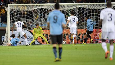 Uruguay - Frankreich: Das zweite Spiel der WM beginnt gleich mit einer Chance für den Franzosen Sidney Govou, der in der 7. Minute das Tor nur knapp rechts verpasst.