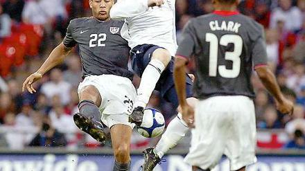 Vor knapp zwei Jahren schlug England die USA in einem Testspiel im Wembley-Stadion mit 2:0. Im Bild versucht sich Wayne Rooney gegen Oguchi Onyewu (l.) durchzusetzen.