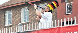 Guten Morgen Deutschland! Mit einem freundlichen Tröööt werden die etwa 350 deutschen Fans im Camp auf dem Gelände der Tshwane Universität begrüßt.