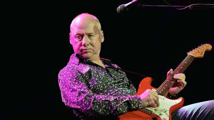Auch ein verrenkter Rücken kann entzücken: Mark Knopfler - malad, aber umjubelt.