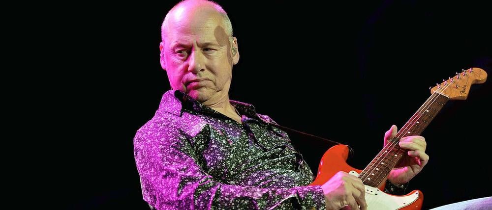 Auch ein verrenkter Rücken kann entzücken: Mark Knopfler - malad, aber umjubelt.