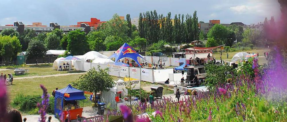 Wenn die Sonne scheint, kommen die Bands und verwandeln den Mauerpark auch mal in einen smoothen Soulclub. Musik und Kinderbauernhof geraten in Gefahr, fürchten die Aktivisten, wenn Wohnungseigentümer in die geplanten Neubauten eingezogen sind und ihre Ruhe wollen.