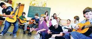 Der Musiker-Nachwuchs konzentriert sich. Die Generalprobe an der Joan-Miró Schule nehmen die Teilnehmer ernst. 