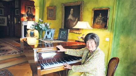 Frau der Wiederkehr. So wird Ilse Eliza Zellermayer, hier in ihrer Villa in Groß-Glienicke, von ihrem Freund genannt. Foto: Uwe Steinert