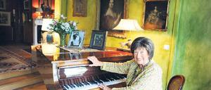 Frau der Wiederkehr. So wird Ilse Eliza Zellermayer, hier in ihrer Villa in Groß-Glienicke, von ihrem Freund genannt. Foto: Uwe Steinert