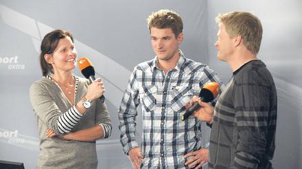 Tunnelblick im Kreuzverhör. Fernseh-Newcomer Dennis Wiese hat Oliver Kahn (r.) beim Casting in Berlin gleich mal geduzt. Vier Wochen werden sie zusammen mit Moderatorin Katrin Müller-Hohenstein zum Team des ZDF bei der Fußball-WM in Südafrika gehören. Foto: ZDF