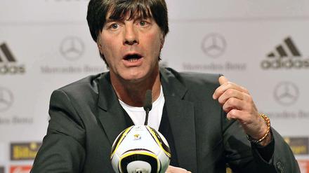 Bundestrainer Joachim Löw ringt nach Luft. Das mit den Gelben Karten hatte er so nicht auf dem Schirm.