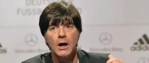 Bundestrainer Joachim Löw ringt nach Luft. Das mit den Gelben Karten hatte er so nicht auf dem Schirm.