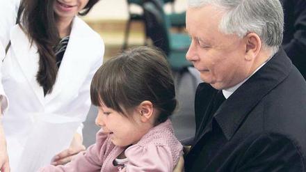 Präsidentschaftswahl in Polen: Auf den zweiten Platz schob sich der Konservativen Jaroslaw Kaczynski, Zwillingsbruder des tödlich verunglückten Präsidenten Lech Kaczynski.