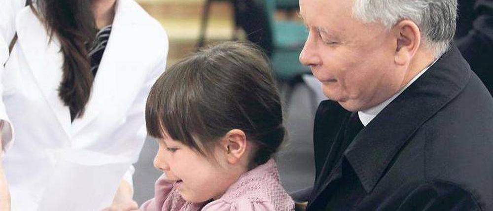 Präsidentschaftswahl in Polen: Auf den zweiten Platz schob sich der Konservativen Jaroslaw Kaczynski, Zwillingsbruder des tödlich verunglückten Präsidenten Lech Kaczynski.