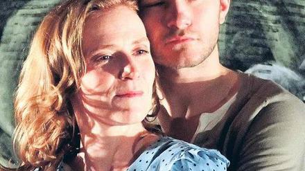 Vor dem Feuer. Judith Hofmann (Jennifer) und Moritz Groove (Flynn). 