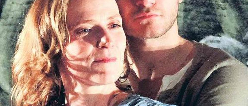 Vor dem Feuer. Judith Hofmann (Jennifer) und Moritz Groove (Flynn).