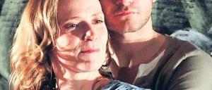 Vor dem Feuer. Judith Hofmann (Jennifer) und Moritz Groove (Flynn).