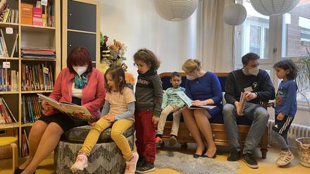 Am Mittwoch besuchten die Regierende Bürgermeisterin Franziska Giffey und Jugendsenatorin Astrid-Sabine Busse (li.) einen Kindergarten in Schöneberg, um das Sprachkonzept vorzustellen.