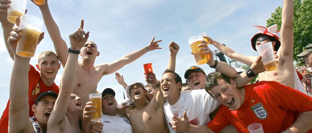 Englische Fans in Feierlaune. Unser Autor meint, dass das auch am Sonntag wieder so sein wird.