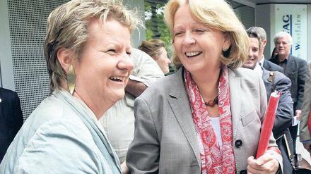 Duzfreundinnen. Hannelore Kraft (rechts) und Sylvia Löhrmann haben in den Koaltionsverhandlungen zueinander gefunden. Wie sie angesichts der Haushaltsrisiken eigene Akzente setzen können, wissen die beiden Frontfrauen aber nicht so genau. Foto: Federico Gambarini/dpa
