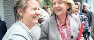 Duzfreundinnen. Hannelore Kraft (rechts) und Sylvia Löhrmann haben in den Koaltionsverhandlungen zueinander gefunden. Wie sie angesichts der Haushaltsrisiken eigene Akzente setzen können, wissen die beiden Frontfrauen aber nicht so genau. Foto: Federico Gambarini/dpa