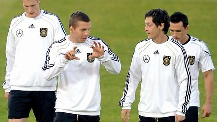 Die Spieler tauschen sich vor dem dem Spiel gegen England aus.