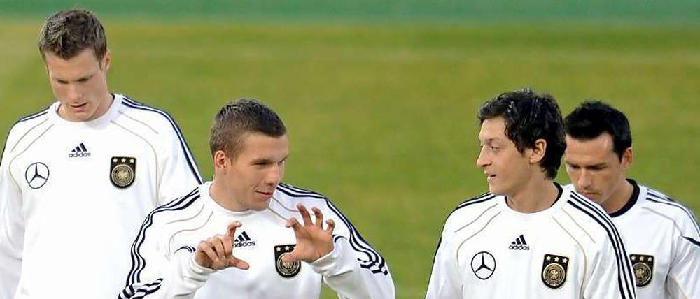Die Spieler tauschen sich vor dem dem Spiel gegen England aus.