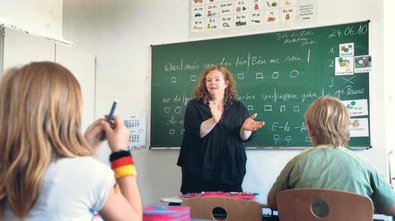 Spaß am Lernen lernen. Cassandra geht auf dem Gelände der Klinik Westend in die Förderschule. Hier sind die Lerngruppen klein, und bei den Matheaufgaben bekommt die Neunjährige viel Hilfe. Fotos: Uwe Steinert