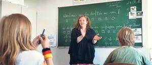 Spaß am Lernen lernen. Cassandra geht auf dem Gelände der Klinik Westend in die Förderschule. Hier sind die Lerngruppen klein, und bei den Matheaufgaben bekommt die Neunjährige viel Hilfe. Fotos: Uwe Steinert