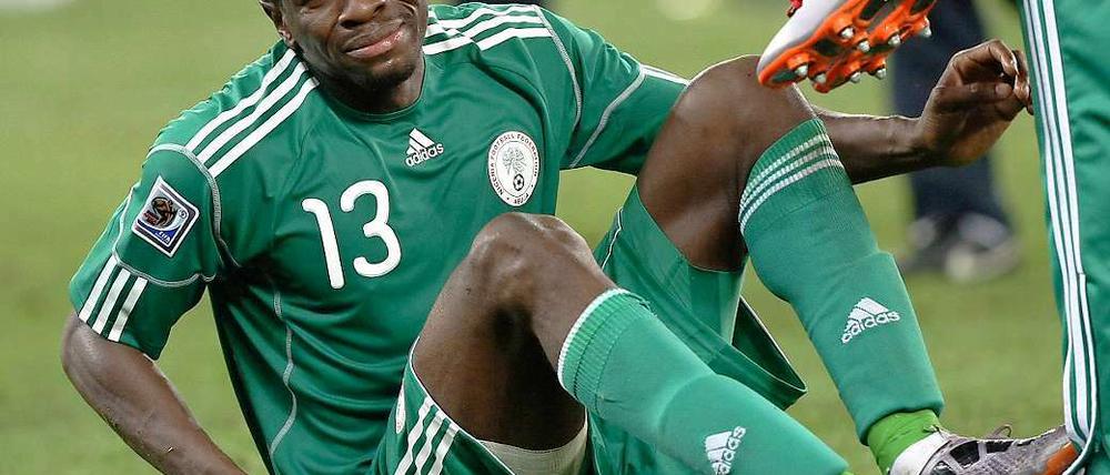 Nigeria Spieler Yussuf Ayila sitzt nach dem 2:2-Unentschieden gegen Südkorea im WM-Vorrundenspiel der Gruppe B in Durban enttäuscht am Boden. Jetzt wurde der nigerianische Fußball-Verband aufgelöst.
