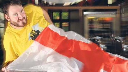 Bloß nicht den Krieg erwähnen. Bei Chris Fox feiern Deutsche und Briten.Foto: Steinert