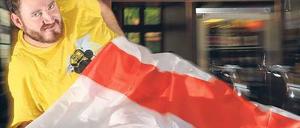 Bloß nicht den Krieg erwähnen. Bei Chris Fox feiern Deutsche und Briten.Foto: Steinert