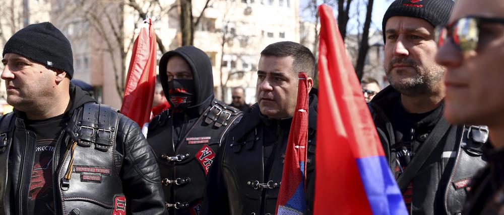 Mitglieder der russischen Rockergrppe „Nachtwölfe“ nehmen an einer Demonstration in  der Republik Srpska zur Unterstützung des Einmarschs von Russlands Präsident Putin in die Ukraine teil.