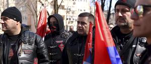 Mitglieder der russischen Rockergrppe „Nachtwölfe“ nehmen an einer Demonstration in  der Republik Srpska zur Unterstützung des Einmarschs von Russlands Präsident Putin in die Ukraine teil.