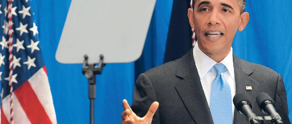 Hilfe zur Selbsthilfe. Spontan mag Barack Obama nicht. Deswegen liest er selbst vorformulierte Grußworte an Schüler vom Teleprompter ab. Foto: Astrid Riecken/dpa