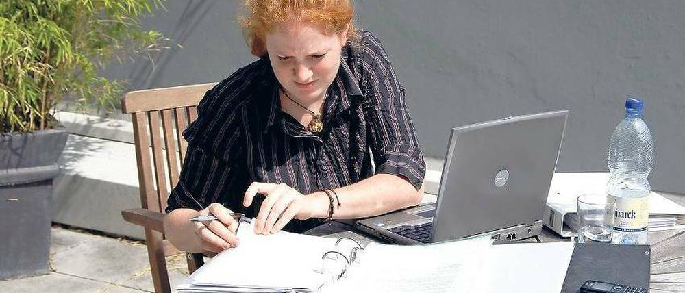 Wo finde ich bloß diese Adresse? Selbst wenn man mal eine Lieblings-Internetseite oder eine Datei auf seinem Arbeitsplatz-PC gespeichert hat, hilft das wenig, wenn man diese Links in seiner Freizeit auf dem Laptop aufrufen möchte. Foto: Sven Appel/dpa/gms