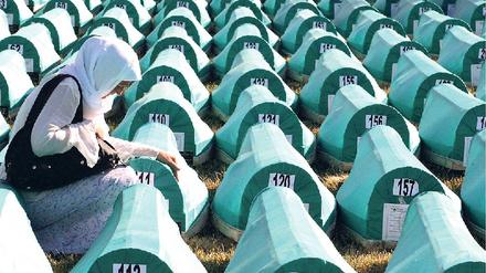 8372 Ermordete. Jeden Sommer werden am Jahrestag des Massakers in der Gedenkstätte Potocari bei Srebrenica neu identifizierte Opfer bestattet. Foto: dpa