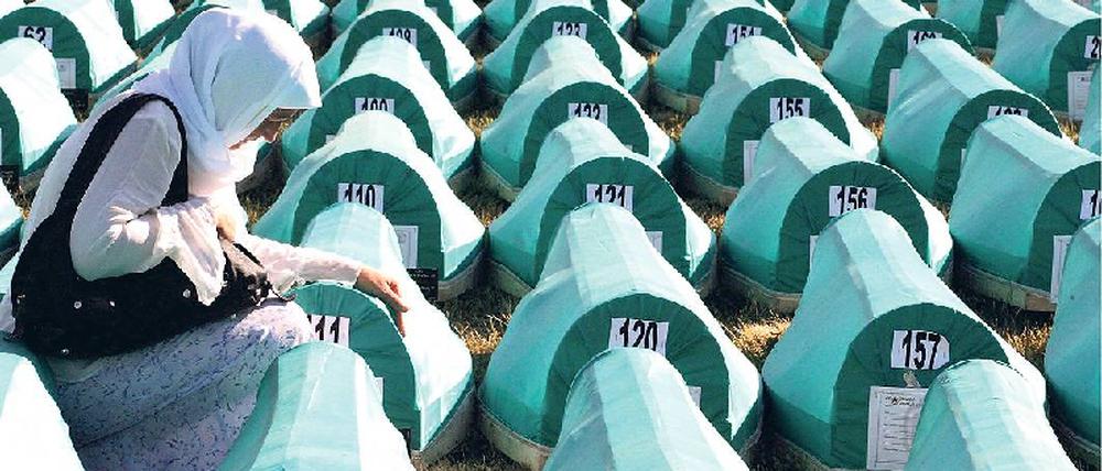 8372 Ermordete. Jeden Sommer werden am Jahrestag des Massakers in der Gedenkstätte Potocari bei Srebrenica neu identifizierte Opfer bestattet. Foto: dpa